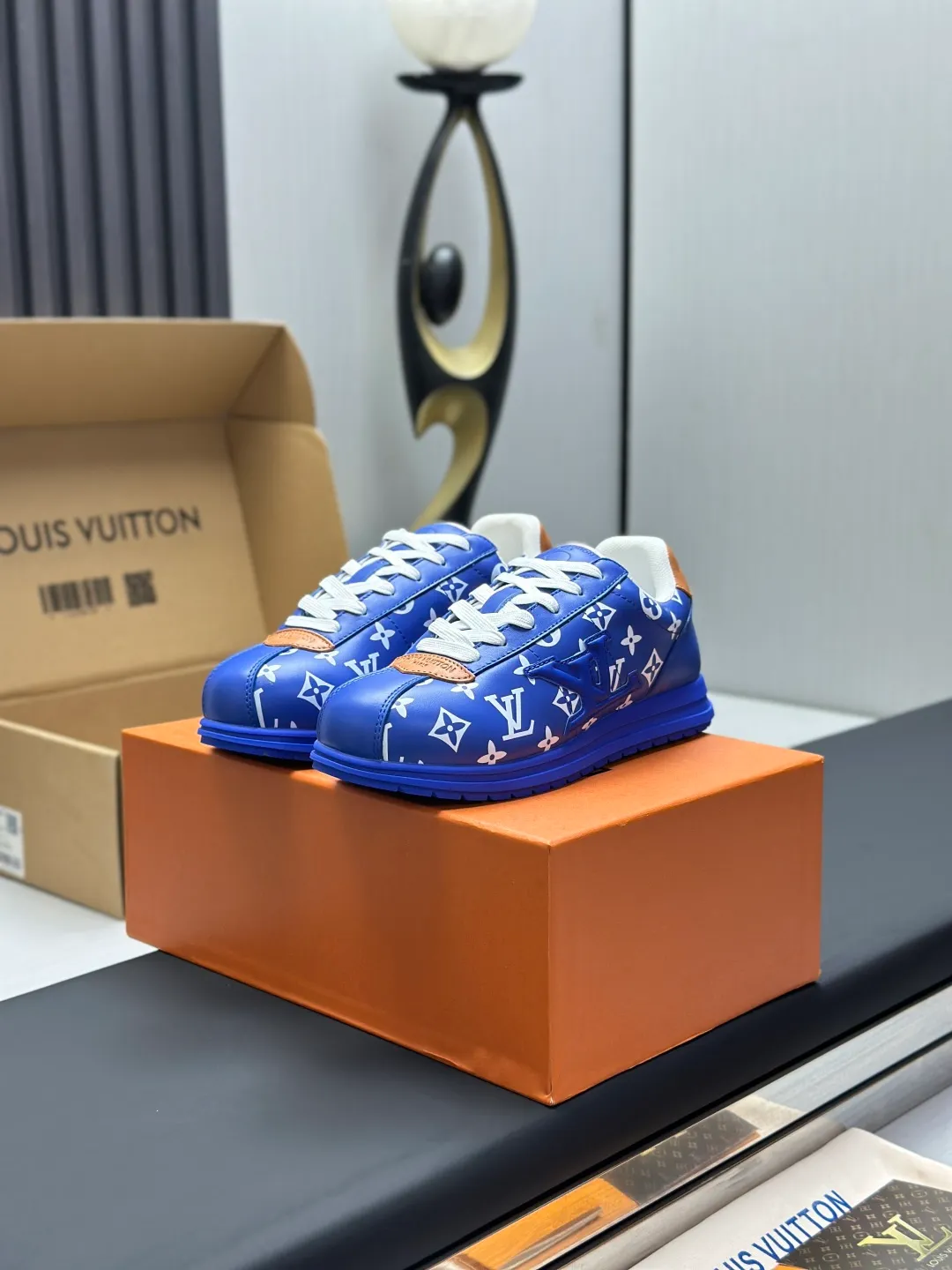 👟👟Ex-factory price 680👟👟 Full set of packaging with airplane box💰Top version LV-Louis Vuitton-classic catwalk new style 1:1 development replica of the original version! ! The upper foot is very comfortable. It is made of luxurious materials and fine workmanship. The midsole is printed with English letters "Made in Europe". The upper is made of calfskin imported from Italy. The side is decorated with the brand's LOGO and signature. The latest latex foot pads and mesh lining make the foot feel super comfortable. The original two-color TPU combination outsole is specially provided by the original factory. Bag technology Goodyear stitched edges Fabric: Exclusive customized first-layer cowhide Accessories: Exclusive private model Vuitton logo, lining: Customized silk mesh lining - first-layer silk cowhide lining Outsole: TPU combination outsole wear-resistant, non-slip and anti-yellowing Foot pads: new latex pads-mesh sweat-absorbent Counter technology: fully computerized sewing machine wire drawing Toe box back cover Hot and cold shaping Full set of pull-top lasts with medium and low logo patterns Special counter packaging - shoelaces, certificate, card, instructions, certificate of quality, dust bag, the most complete packaging on the entire network, women's 35-40 men's 38-46 (38/46 customized, non-refundable! GD9916